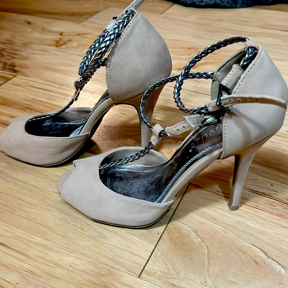 Dollhouse size 7.5 heeled super cute heels